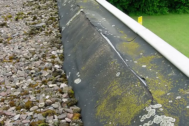 Schäden an Flachdach Anschluss- und Abschluss-Details